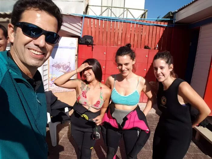 personas en el puerto